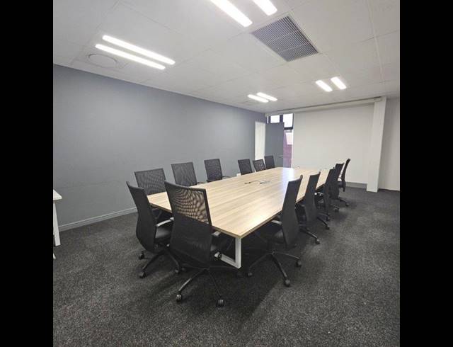 1,371M² BUILDING TO LET IN DIE HOEWES